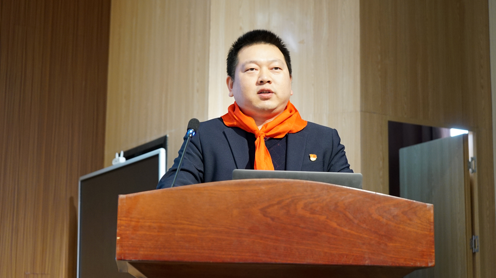 西征网总编辑陶冰峰走进校园分享学雷锋故事
