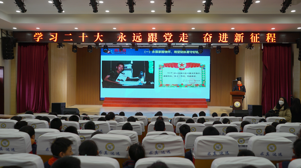 西征网总编辑陶冰峰走进校园分享学雷锋故事