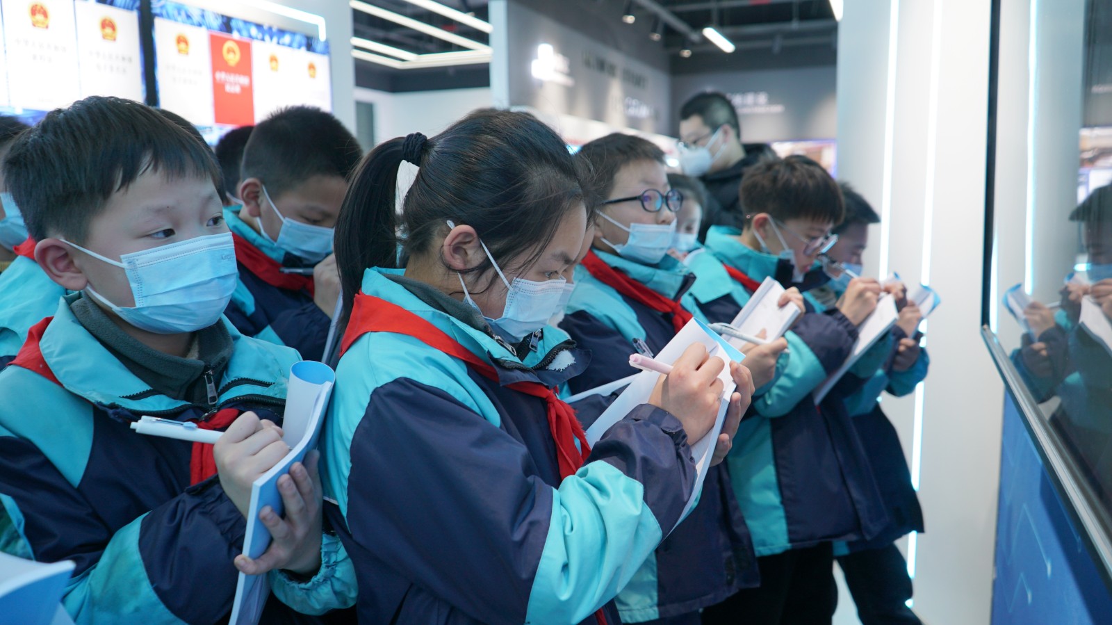 西征网小真姐姐为青少年学生上网络文明公开课