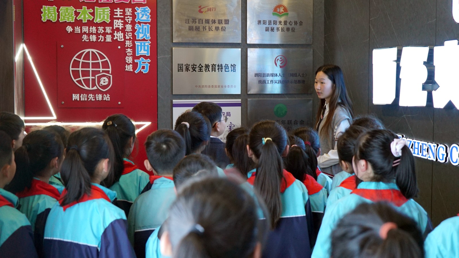 西征网小真姐姐带领青少年学生参观西征网编辑部和网络文明素养实践教育基地