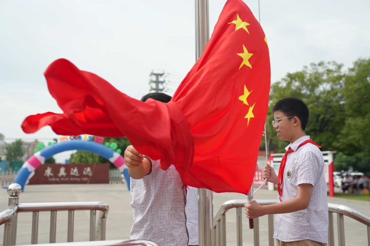 开学第一课丨西征网总编辑陶冰峰为江苏省英雄中队“华鹏”中队授旗