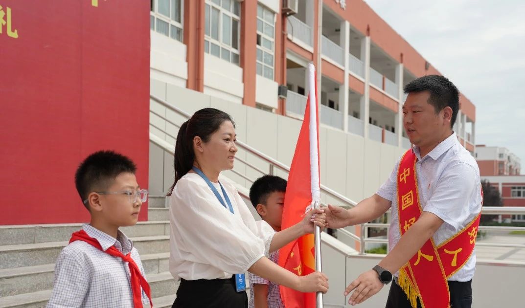 开学第一课丨西征网总编辑陶冰峰为江苏省英雄中队“华鹏”中队授旗